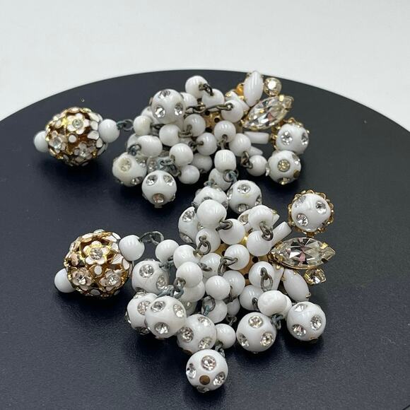 Hattie Carnegie Vintage Signed White Beaded Cluster Cha Cha Clip On Earrings - Picture 14 of 14